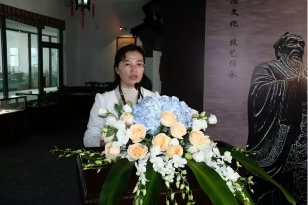 【蘇州技師學院副院長王麗華主持活動】