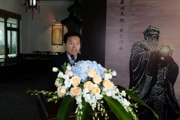 【參加儀式的領導和來賓】