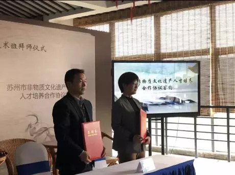 【顧正明院長與李紅主任簽訂政校戰略合作協議】