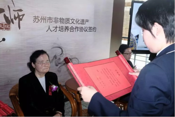 【學生向大師宣讀拜師帖】