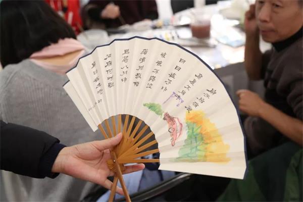 學生們制作蘇扇