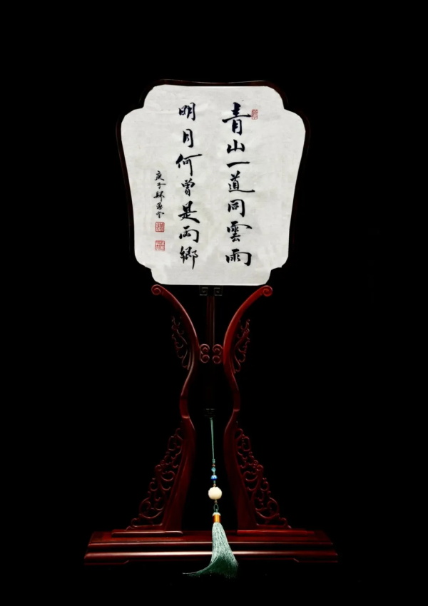 《青山一道同云雨，明月何曾是兩鄉》