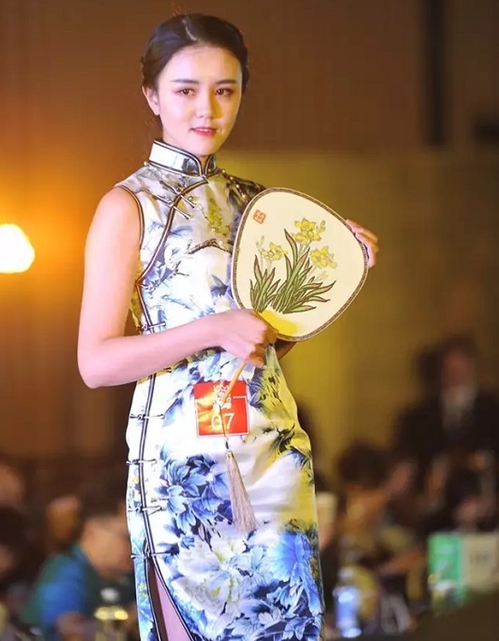 模特蘇扇