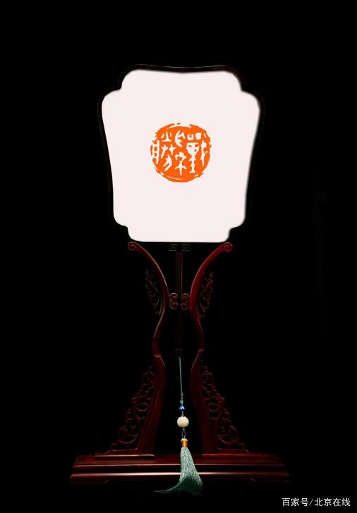 《戰無不勝》——蘇扇創作：盛春，篆刻創作：顧鵬飛