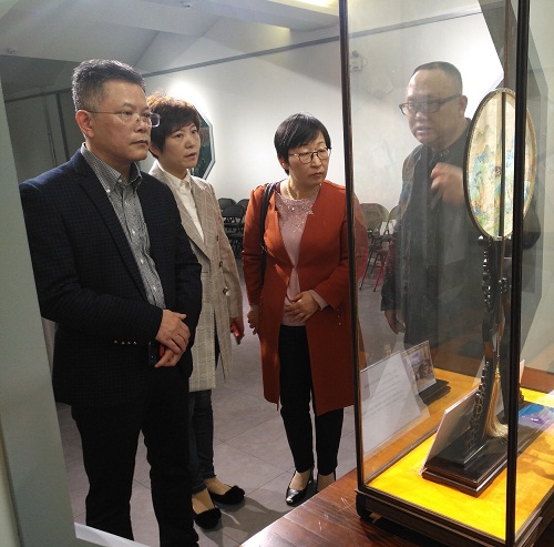 區科協一行赴盛風蘇扇藝術館調研