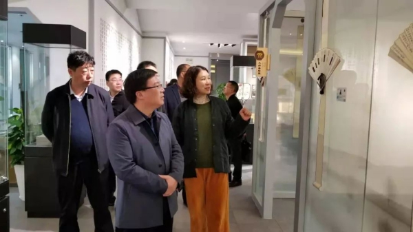 陸品能部長參觀盛風蘇扇藝術館