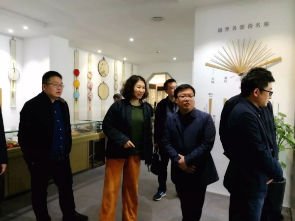 陸品能部長參觀盛風蘇扇藝術館