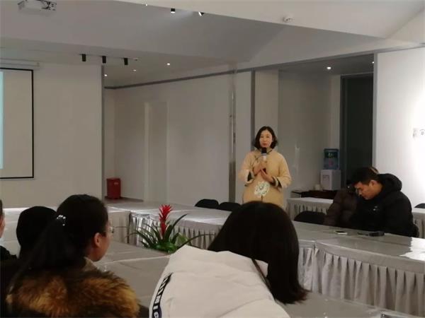 盛春老師對同學們和老師講解蘇扇