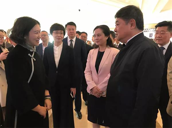 盛春老師進行了親切的交流