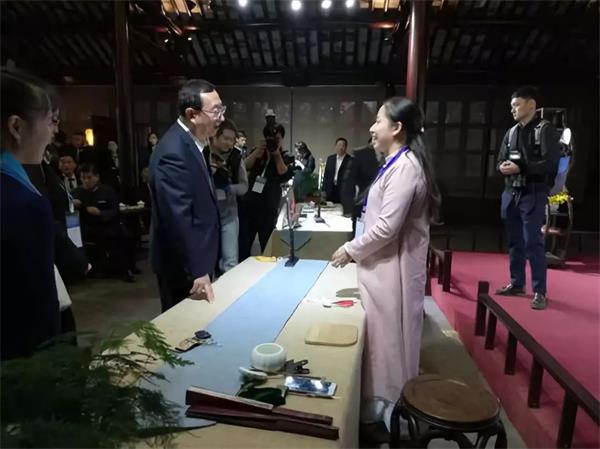 盛春老師和外國友人演示蘇州傳統工藝——國家非遺項目【制扇技藝】。