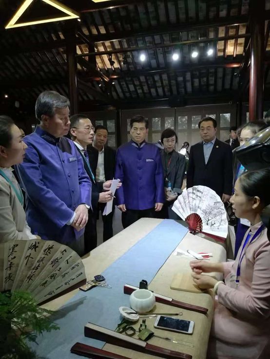 盛春老師和外國友人演示蘇州傳統工藝——國家非遺項目【制扇技藝】。