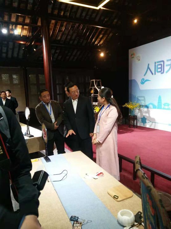 盛春老師和外國友人演示蘇州傳統工藝——國家非遺項目【制扇技藝】。