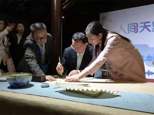 盛春老師和外國友人演示蘇州傳統工藝——國家非遺項目【制扇技藝】。