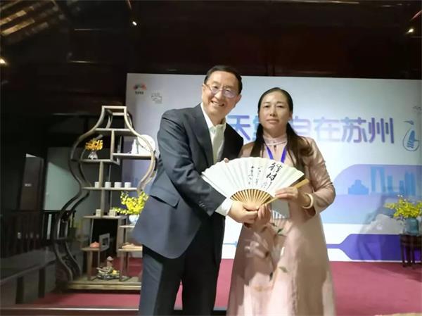 盛春老師和外國友人演示蘇州傳統工藝——國家非遺項目【制扇技藝】。