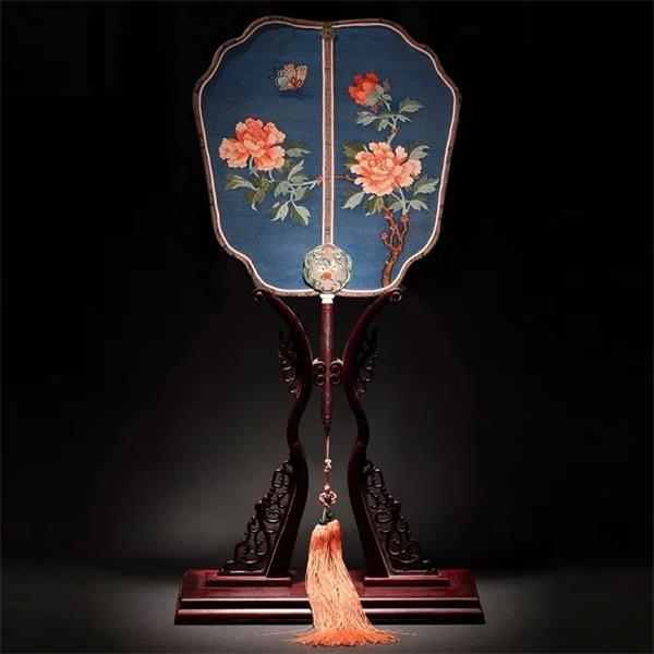 盛春大師作品：緙絲團(tuán)扇《花戲蝶》