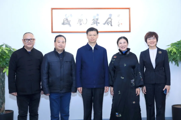 江蘇省委常委、蘇州市委書記許昆林一行蒞臨蘇州凌云扇廠“盛風(fēng)蘇扇”調(diào)研考察蘇作文化！