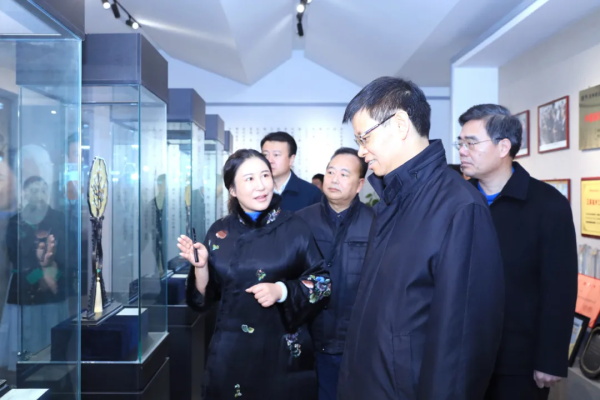 江蘇省委常委、蘇州市委書記許昆林等領導蒞臨蘇州凌云扇廠“盛風蘇扇”調研考察