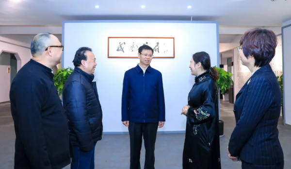 江蘇省委常委、蘇州市委書記許昆林等領導蒞臨蘇州凌云扇廠“盛風蘇扇”調研考察