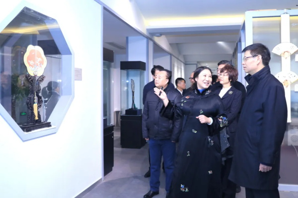 江蘇省委常委、蘇州市委書記許昆林等領導蒞臨蘇州凌云扇廠“盛風蘇扇”調研考察