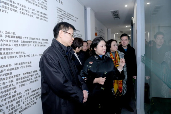 江蘇省委常委、蘇州市委書記許昆林等領導蒞臨蘇州凌云扇廠“盛風蘇扇”調研考察
