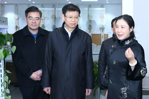 江蘇省委常委、蘇州市委書記許昆林等領導蒞臨蘇州凌云扇廠“盛風蘇扇”調研考察